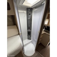 Knaus 700MEG Sky Wave Enkele Bedden Hefbed Levelsysteem Luifel fietsenrek Foto #4