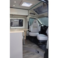 LMC Innovan 640 140pk Automaat | Lengtebedden | Luifel | Panoramadak | Inlegramen | Cruise Control | Nieuw uit voorraad leverbaar | Foto #13