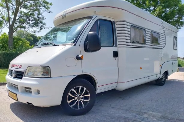 LMC Liberty TI 850 G met LPG en 2x zonnepaneel
