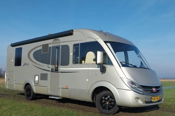 Bürstner Aviano I 727 met solair en maxxfan !