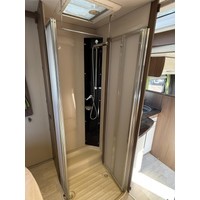 Chausson Ti 79 EB Titanium Queensbed en Hefbed Foto #16