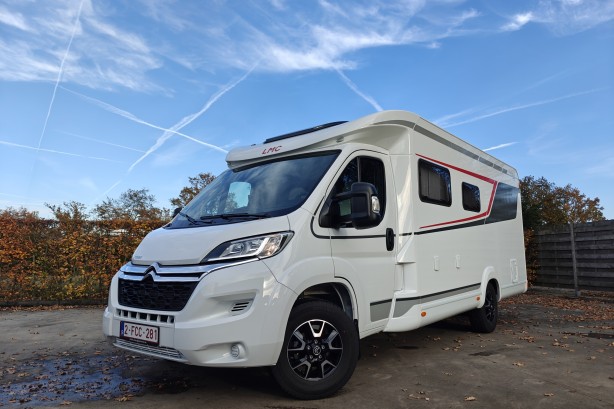 LMC campers T630 140 pk / Als nieuw / Ruime indeling / Thule luifel en fietsendrager met lift / Gescheiden douche / ... uit 2024