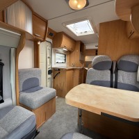 BAVARIA met lage enkele bedden in keurige staat Foto #20