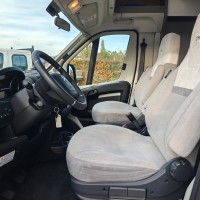 LMC campers T630 140 pk / Als nieuw / Ruime indeling / Thule luifel en fietsendrager met lift / Gescheiden douche / ... uit 2024 Foto #5