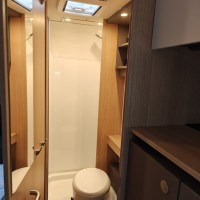 LMC campers T630 140 pk / Als nieuw / Ruime indeling / Thule luifel en fietsendrager met lift / Gescheiden douche / ... uit 2024 Foto #19