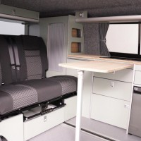 Volkswagen Transporter Buscamper 2.0TDI 140Pk Euro-5 Aut/DSG-7 Euro-5 Inbouw nieuw California-look | Railsysteem achterbank | 4-zitpl./4-slaappl. | Slaaphefdak | NIEUWST Foto #1