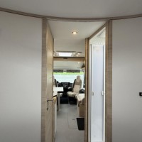 Rapido I 896F Automaat Queensbed Hefbed Face To Face Zonnepaneel Foto #17