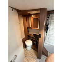 Lmc H737 Sportline Queensbed Hefbed Zonnepaneel Luifel Fietsenrek Foto #1