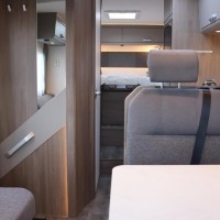 Carado T448 140pk Automaat | Pro + pakket | Hefbed | Nieuw uit voorraad leverbaar | Luifel | Lengtebedden | Grote garage | Panoramaraam boven cabine | Foto #9