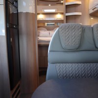 Carthago C-Tourer I 150 QB 170pk Automaat | Zo goed als nieuw | Queensbed | Gescheiden douche | Dubbele bodem | Hefbed | Luxe | LED koplampen | Foto #9