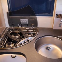 Carthago C-Tourer I 150 QB 170pk Automaat | Zo goed als nieuw | Queensbed | Gescheiden douche | Dubbele bodem | Hefbed | Luxe | LED koplampen | Foto #15