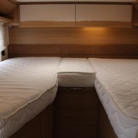 Lmc Cruiser V646 140pk Automaat | HEO safe sloten | Thule luifel | Trekhaak | Lengtebedden | Bearlock | Panoramadak | Compact model | Grote garage | Foto #38