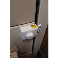 Lmc Cruiser V646 140pk Automaat | HEO safe sloten | Thule luifel | Trekhaak | Lengtebedden | Bearlock | Panoramadak | Compact model | Grote garage | Foto #20