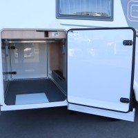 Carthago C-Tourer I 150 QB 170pk Automaat | Zo goed als nieuw | Queensbed | Gescheiden douche | Dubbele bodem | Hefbed | Luxe | LED koplampen | Foto #40