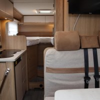 Lmc Cruiser V646 140pk Automaat | HEO safe sloten | Thule luifel | Trekhaak | Lengtebedden | Bearlock | Panoramadak | Compact model | Grote garage | Foto #9