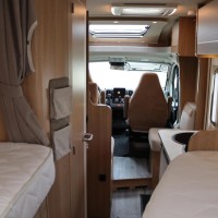 Lmc Cruiser V646 140pk Automaat | HEO safe sloten | Thule luifel | Trekhaak | Lengtebedden | Bearlock | Panoramadak | Compact model | Grote garage | Foto #17