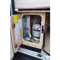Hymer Yellowstone 140pk Automaat | Levelsysteem | Lengtebedden | Lithium | Omvormer | 6.36M | Bomvol! | Maxxfan | Bearlock | HEO safe sloten | LPG installatie | Trekhaak | Luifel | Zonnepaneel | Foto #14