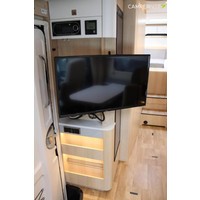Hymer BMC-T 680 177pk Automaat | Lengtebedden | Hefbed | Gescheiden douche | Zonnepaneel | Veloslide | Bearlock | SLC Chassis | Luifel | Gas aansluiting buiten | Foto #12
