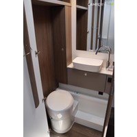 Carado T449T Edition26 165pk Automaat | Queensbed | Maxi Chassis | Luifel | Bi-Xenon | Gescheiden douche | Nieuw uit voorraad leverbaar | Grote koelkast | Lichtmetalen velgen | Foto #21
