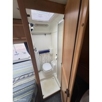 Hymer B574 – Ruime integraalcamper met vast bed én riant hefbed Foto #17