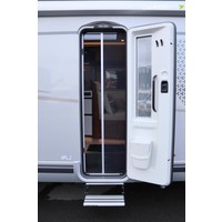 Hymer BMC-I 680 170pk Automaat | Facelift! | Hefbed | Alde | Lithium | Lengtebedden | Stoelverwarming | Gescheiden douche | SLC Chassis | Buitendouche | LED Koplampen | Omvormer | Luifel | Crystal silver metallic | LED Smart TV | Foto #42