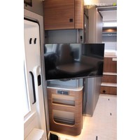 Hymer BMC-I 680 170pk Automaat | Facelift! | Hefbed | Alde | Lithium | Lengtebedden | Stoelverwarming | Gescheiden douche | SLC Chassis | Buitendouche | LED Koplampen | Omvormer | Luifel | Crystal silver metallic | LED Smart TV | Foto #49