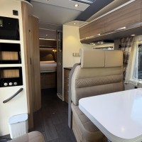 Adria Coral S 670SC Queensbed Luifel Luchtvering Vlakke Vloer Foto #14