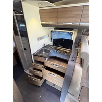 Adria Coral S 670SC Queensbed Luifel Luchtvering Vlakke Vloer Foto #21